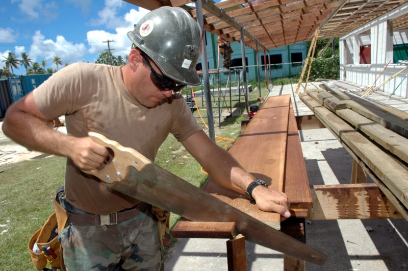 ebeniste-SOLLIES VILLE-min_worker_construction_building_carpenter_male_job_build_helmet-893290